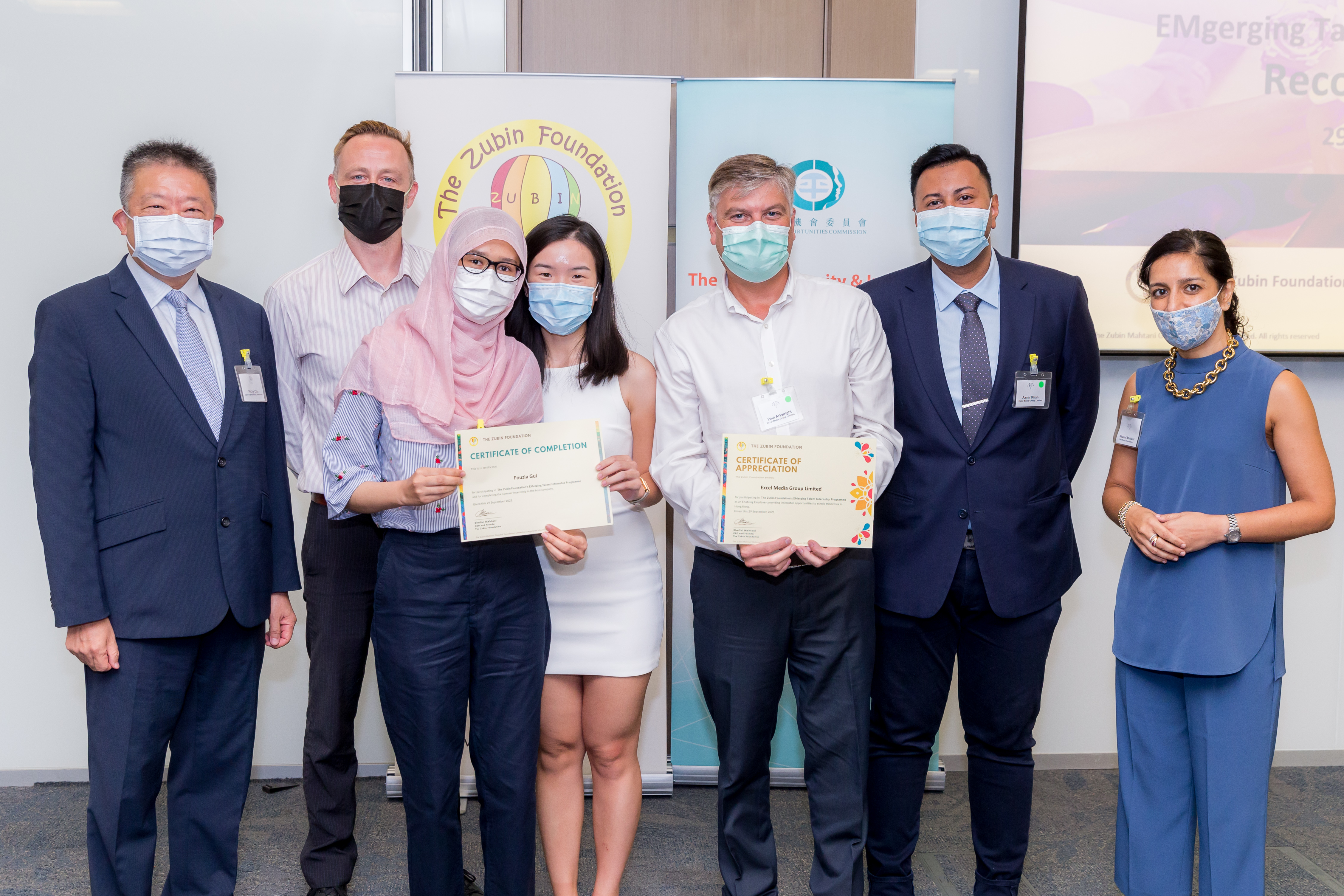 Mr Ricky CHU, Chairperson of the EOC (first from left); Shalini MAHTANI, Founder and CEO of The Zubin Foundation (first from right) presented certificates to the non-ethnic Chinese student interns and company representatives.